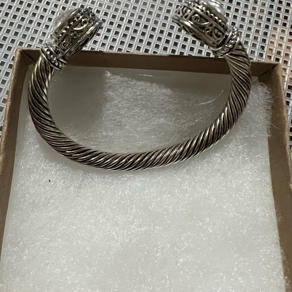 Beautiful silver tone bangle - Picture 6 of 7